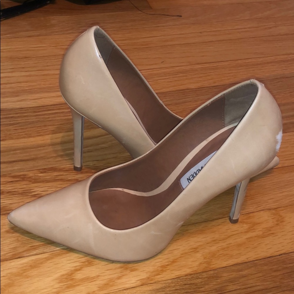Gently Used Steve Madden Blush Leather Pumps!